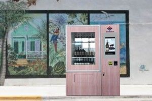 होटल शॉपिंग मॉल के लिए कन्वेयर बेल्ट सिक्का बिल कार्ड भुगतान शराब की बोतल वेंडिंग मशीन